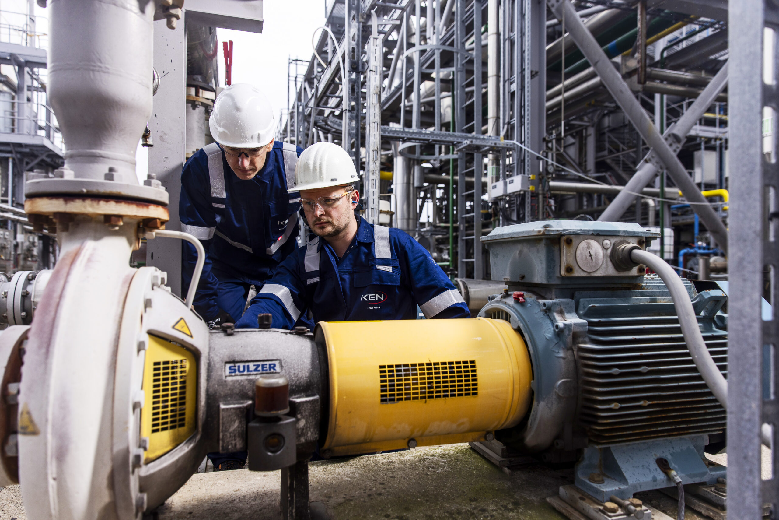 Twee ATEX specialisten van KEN Engineering controleren ATEX-installatie in industriële omgeving