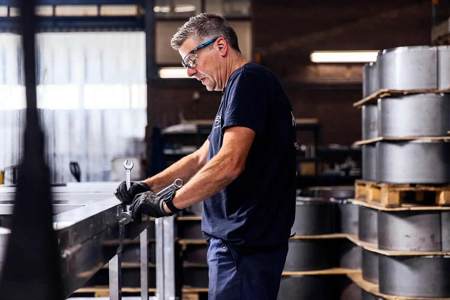 Specialist in staalconstructies werkt aan constructiestaal op maat voor industrie